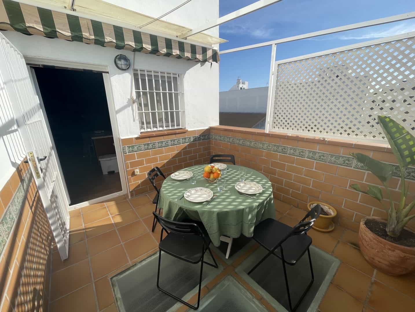 Casa la Virtudes, möblierte Terrasse mit Blick auf die Nachbarschaft