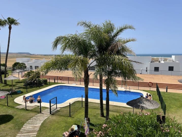 Ana Rossetti, vista desde la terraza sobre la piscina comunitaria hasta el mar