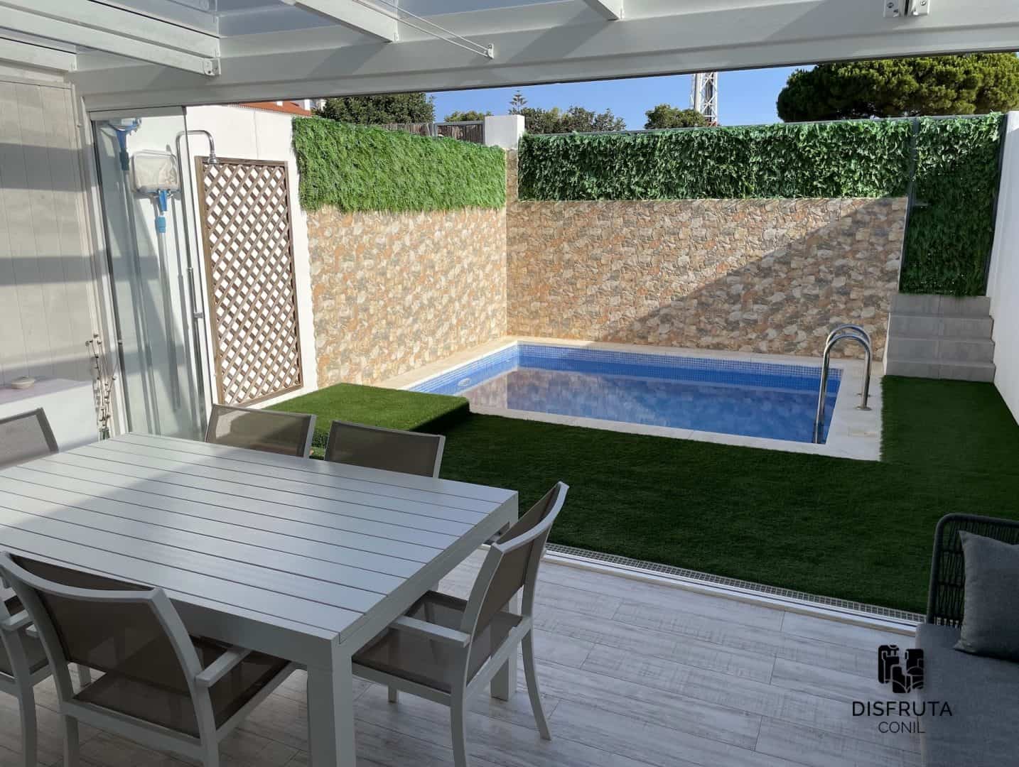 Casa Aiora, vista desde la veranda a la piscina